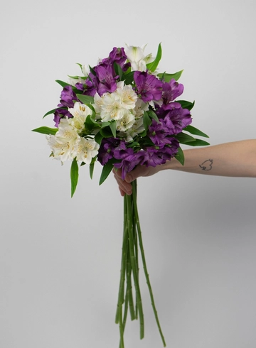 Букет мини: «Бело-фиолетовый микс альстромерия» от интернет-магазина цветов в 